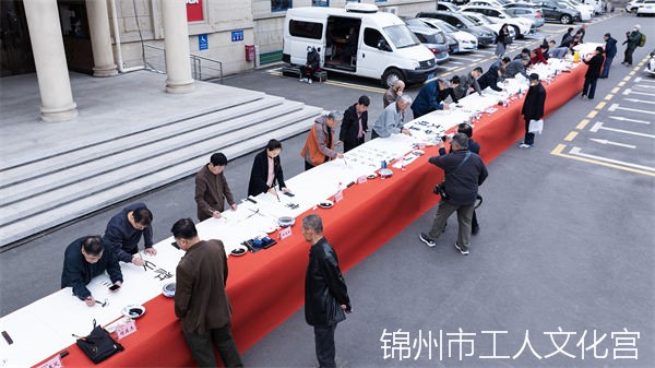 51位職工書(shū)畫(huà)家同心共繪51米藝術(shù)長(zhǎng)卷獻(xiàn)禮五一國(guó)際勞動(dòng)節(jié)